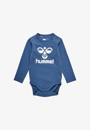 Blauer Langarm-Babybody aus Baumwolle, mit einem weißen Logo und grafischem Design auf der Vorderseite, mit Druckknopfverschluss am Boden.