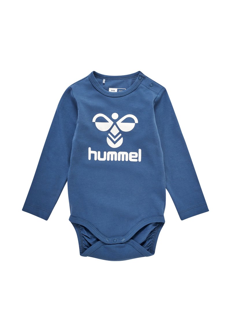 Blå langærmet baby bodystocking lavet af bomuld, med et hvidt logo og grafisk design på forsiden, samt trykknaplukninger i bunden.