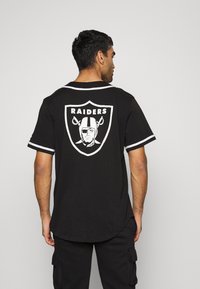 New Era NBA DISTRESSED LOGO BUTTON UP TEE LAS VEGAS RAIDERS - Roupa de discoteca - black