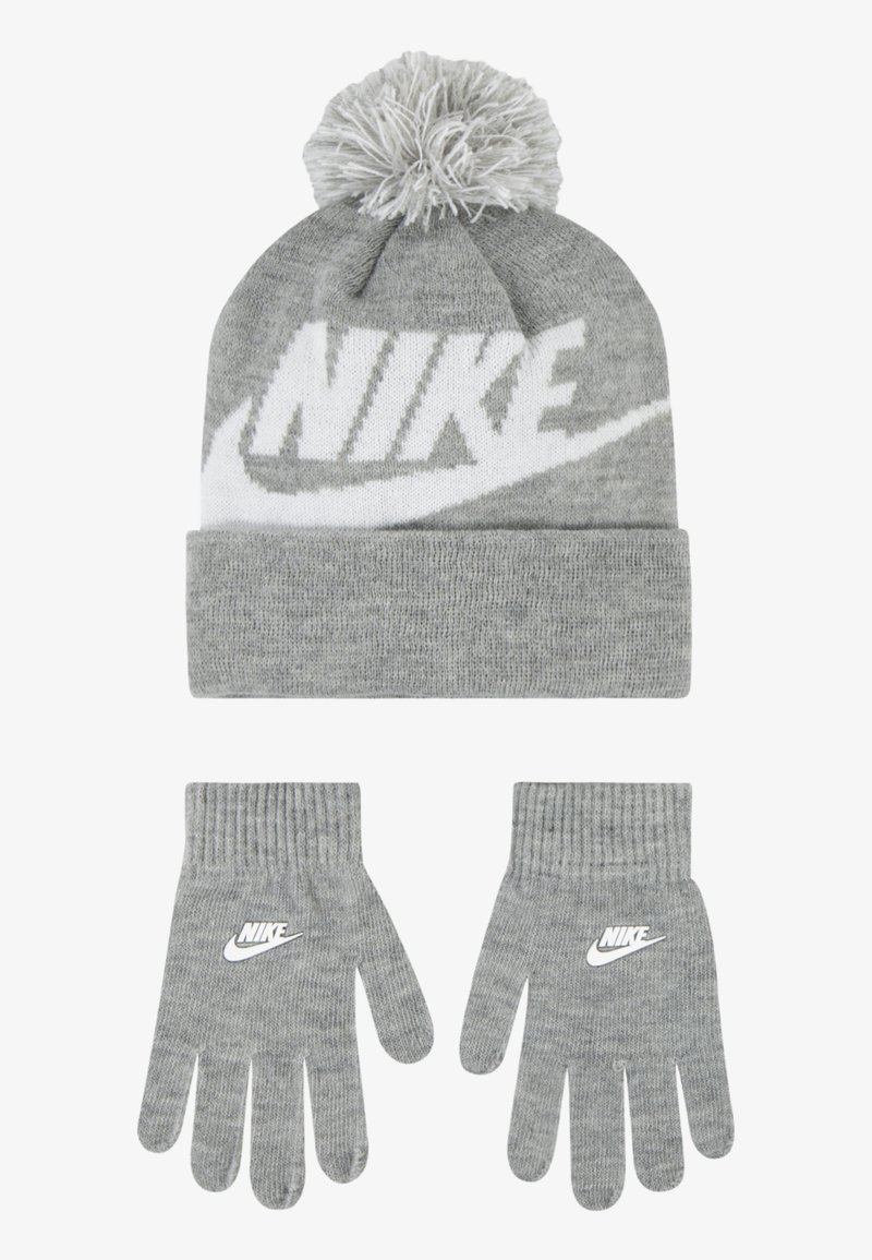 Hallukate halli müts pom-pomiga ja valge "NIKE" logo, koos hallide kinnastega, mille randmel on sama logo.