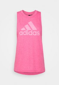 Canotta Adidas senza maniche di colore rosa con leggere macchie e un grande logo Adidas bianco sul davanti, esposta su uno sfondo semplice.