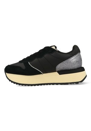 Sneaker nera in pelle liscia e suede, con un accento glitterato argento sul tallone, suola in gomma e lacci neri.