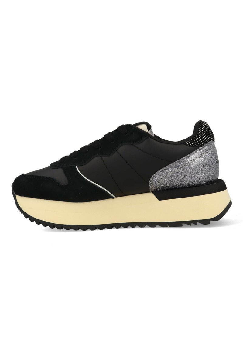 Sneaker nera in pelle liscia e suede, con un accento glitterato argento sul tallone, suola in gomma e lacci neri.