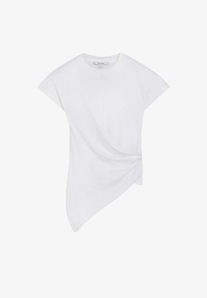 Tricou alb cu mâneci scurte, asimetric, cu decolteu rotund și detaliu de nod răsucit pe o parte.