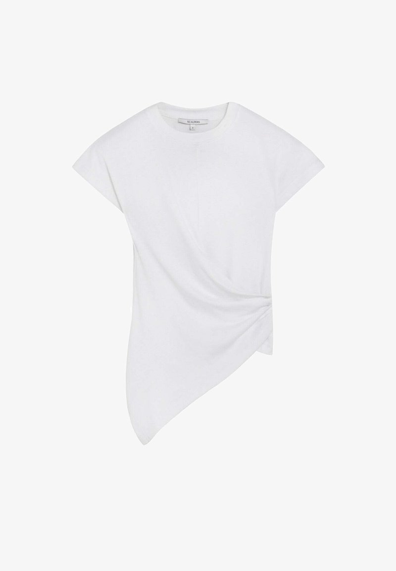 Camiseta blanca de manga corta con corte asimétrico, escote redondo y detalle de nudo retorcido en un lado.