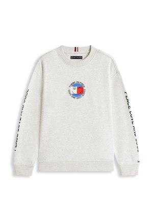 Lysegrå genser med rund hals, med en sirkulær logo som viser fredstegn og blunkende ansikt på brystet, samt teksten "PEACE LOVE AND SOUL" på ermene.