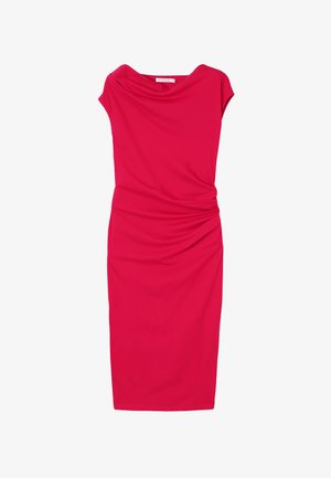 Červené šaty bez rukávov dlžky po kolená s drapírovaným výstrihom a detailom záhybov na boku.