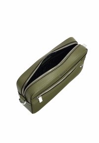 Borsa a pochetto sintetica verde oliva con superficie testurizzata, due cerniere argentate e un interno nero con un discreto motivo logo.