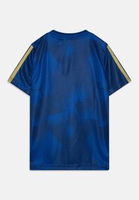 Krátký rukáv, modrý sportovní dres vyrobený z texturované tkaniny se jemným vzorem. Zlaté akcenty na ramenech. Kulatý výstřih.