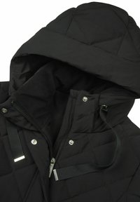 Zwart gewatteerd pufferjack met een capuchon, voorzien van een rits aan de voorkant, drukknopen en reflecterende accenten. Zachte textuur met een strakke uitstraling.