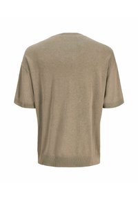 Pull beige en tricot à manches courtes, col rond, coupe ample, vu de dos sur fond blanc.