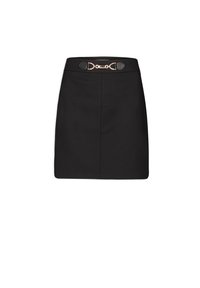 Musta hame, jossa on tyylikäs suunnittelu ja tiukka siluetti, koristeellinen kultasävyinen ketjuhihna ja nahka-akselit.