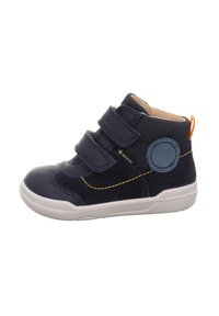 Marineblaue High-Top-Sneaker mit zwei Klettverschlüssen, aus Wildleder und synthetischem Material, weißer Sohle und einem kreisförmigen blauen Akzent an der Seite.