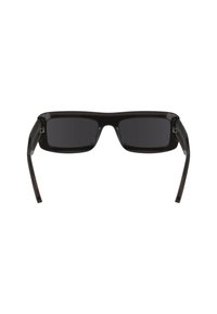 Occhiali da sole neri in plastica con lenti rettangolari. La montatura presenta una finitura lucida e bracci robusti, con lenti sfumate.