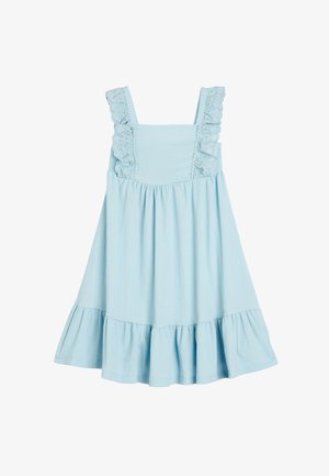 Un vestido de sol azul claro hecho de una tela texturizada, con tirantes con volantes y un dobladillo acampanado en capas. Acentos de encaje a lo largo del corpiño.
