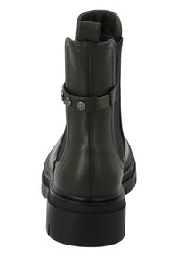 Stivaletto in pelle verde oliva con pannello elastico nero laterale, punta rotonda e suola spessa. Presenta una cinghia con bottoni decorativi in argento.