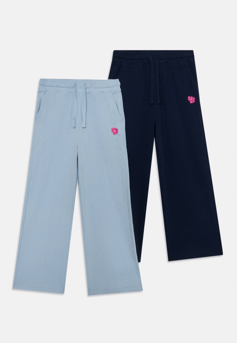 Due coppie di pantaloni in felpa dalla vestibilità rilassata: uno azzurro chiaro con un motivo testurizzato e un logo floreale rosa, l'altro blu navy scuro con logo abbinato.