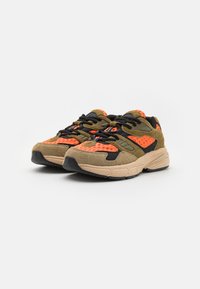 ARKK Copenhagen GRAVITY UNISEX - Sportbačiai - bright orange/army