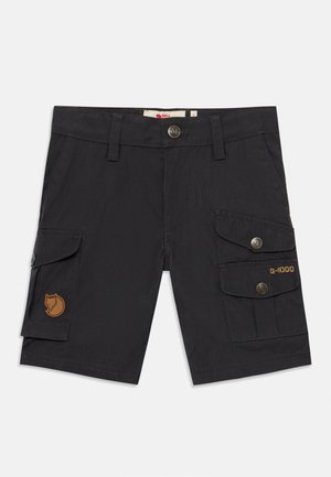 Čierne cargo šortky so zapínaním na gombík, viacerými klopovými vreckami a hnedými nášivkami s logom na ľavej a pravej nohe.