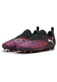 Scarpe da calcio con un motivo dinamico rosso e viola, dettagli neri, fascia elastica e tacchetti multicolori per una migliore aderenza sul terreno.