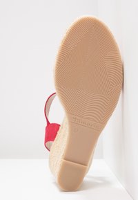 Semelle de sandale compensée avec grip texturé, semelle en caoutchouc beige, bride en tissu rouge, taille 37, présentée sur fond blanc.