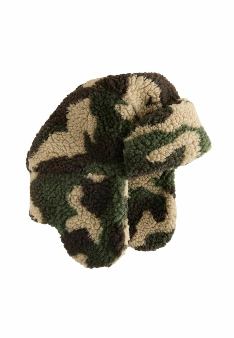 Blødt fleece tørklæde med grønne, brune og beige camouflage mønstre, vist foldet mod en hvid baggrund.