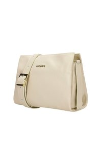 Borsa a tracolla in pelle crema con finitura texturizzata, dotata di logo dorato e tracolla regolabile, chiusa con un design a piegatura.