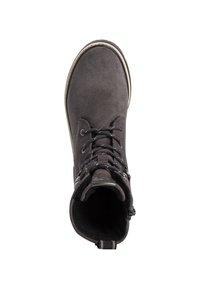 Botín de ante gris oscuro, con punta redonda, cordones en la parte delantera y forro suave. Presenta una suela clara en contraste y detalles de metal.