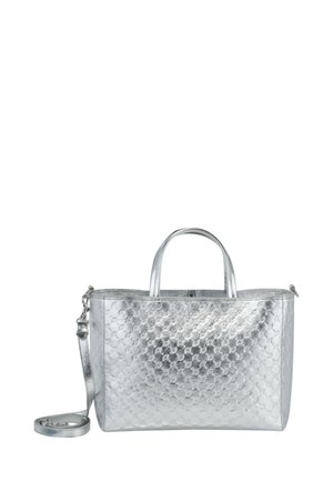 Sac fourre-tout argenté avec motif texturé hexagonal, deux petites poignées et une bandoulière réglable et amovible.