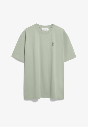 T-shirt verde chiaro a maniche corte con scollo rotondo e piccolo logo scuro sul petto a sinistra, mostrata su sfondo bianco.