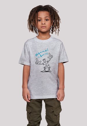 Graues Baumwoll-T-Shirt mit einem schwarzen Cartoon-Grafik und blauer Schrift, die "Normal ist langweilig" sagt. Lockerer Schnitt mit kurzen Ärmeln.
