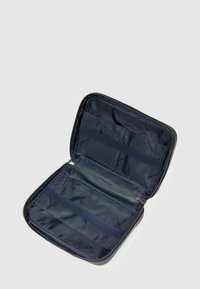 Marineblauwe portemonnee met ritssluiting, voorzien van een gestructureerd leren buitenkant en meerdere binnenvakken met stoffen voering en elastische bandjes.