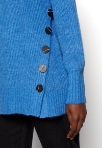 Freequent Stickad tröja - blue