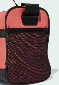 Borsa di stoffa rossa con pannello in rete nera e dettagli coordinati. Presenta una robusta tracolla nera e una superficie testurizzata per una migliore presa. Design compatto e funzionale.