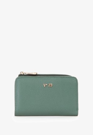 Portafoglio verde in pelle con superficie testurizzata, chiusura con cerniera e dettagli in metallo tono oro con il logo "V°73" sul davanti.