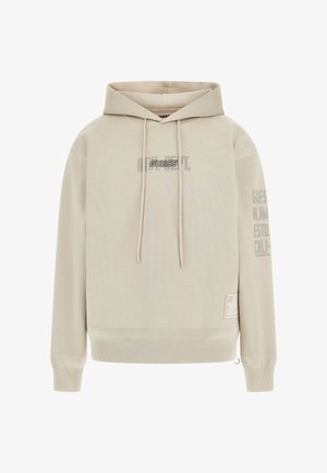 Bézs kapucnis pulóver elöl húzózsinórokkal, "GUESS" logó a mellrészen, szöveg a bal ujjon, és egy kis folt az aljánál.