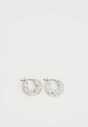 Boucles d'oreilles en argent avec une surface texturée, ornées de pierres claires étincelantes. Les boucles d'oreilles disposent d'une fermeture à charnière pour un port facile.