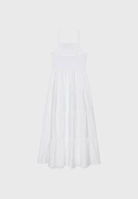 Weißes, ärmelloses Maxikleid mit gerafftem Oberteil, gestaffeltem Design und fließendem Rock. Hergestellt aus leichtem Stoff, mit dünnen Trägern.