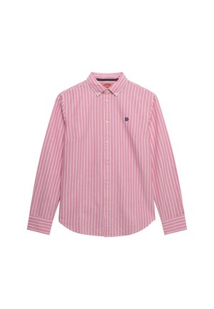 Chemise rose à manches longues boutonnée avec des rayures verticales blanches et un petit logo bleu brodé sur le côté gauche de la poitrine.