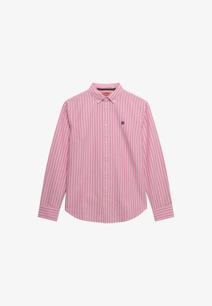 Camicia rosa a maniche lunghe con bottoni e righe verticali bianche, con un piccolo logo ricamato blu sul petto sinistro.