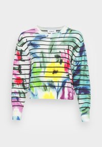 Pull court à manches longues avec rayures horizontales noires et motifs floraux abstraits colorés en aquarelle sur fond blanc.