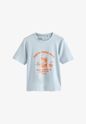 Lyseblå kortærmet T-shirt med orange grafik af juicekarton, appelsinskiver og tekst, der fremmer "Joey's Fresh Juice" og sommerforfriskning.