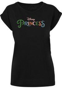 Svart t-skjorte med kort erme som har fargerik "Disney Princess" tekst i ulike skrifttyper og farger, inkludert grønne, oransje og blå detaljer.