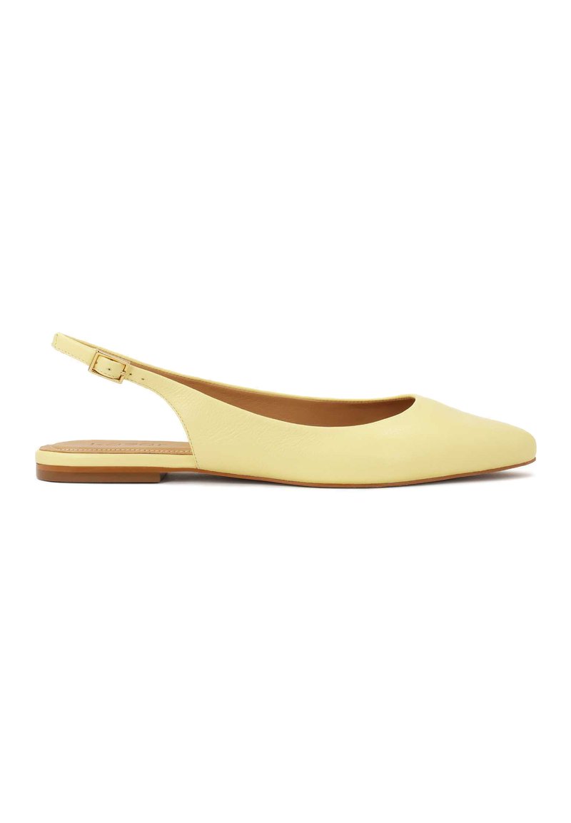 Slingback balerinke od svijetlo žute kože; dizajn s izduženim vrhom; niska smeđa potplat s detaljem kopče na podesivoj traci oko pete.