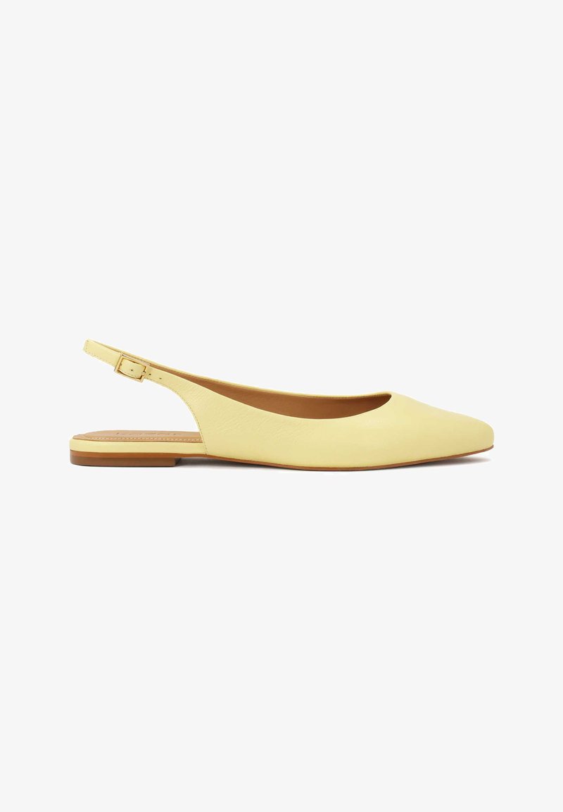 Slingback balerinke od svijetlo žute kože; dizajn s izduženim vrhom; niska smeđa potplat s detaljem kopče na podesivoj traci oko pete.