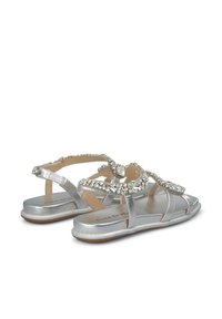 Zilveren platte sandalen met sprankelende versieringen, een eenvoudig bandjesontwerp en een gladde metalen afwerking op de zool.