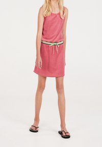 Abito in terry cloth rosa con scollatura rotonda, design senza maniche, vita elastica a righe verdi e nere e cordoncino abbinato.