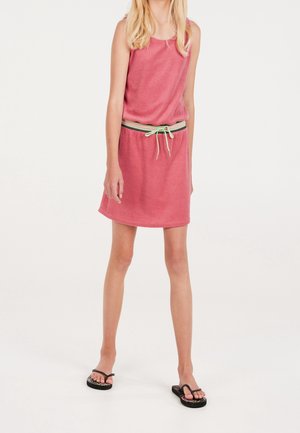 Różowa sukienka z frotte z okrągłym dekoltem, bez rękawów, elastycznym paskiem w zielono-czarne paski oraz dopasowanym sznurkiem.