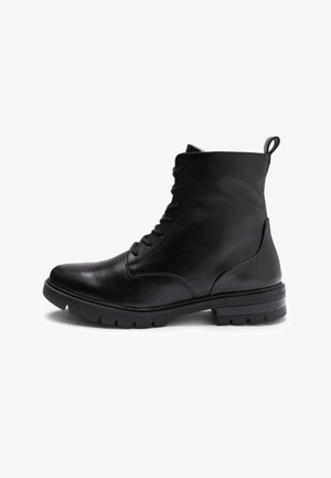Bottine en cuir noir avec fermeture à lacets à l'avant, languette de tirage à l'arrière, semelle robuste et petit talon empilé, présentée de profil sur fond blanc.