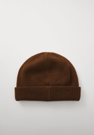 Beanie tricotat maro cu un manșon texturat cu răsuciri și o secțiune superioară netedă. Design simplu, rotunjit, pare moale și călduros.
